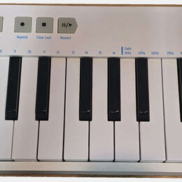 Bílá klávesová kontrola s nápisem ARTURIA a sloganem YOUR EXPERIENCE YOUR SOUND. V levé části je označení KEYSTEP CONTROLLER & SEQUENCER a ovládací p…