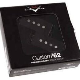 Černá krabička s průhledným okénkem, ve kterém je vidět černý snímač s pěti viditelnými póly. Na horní části krabice je logo Fender Custom Shop a v d…