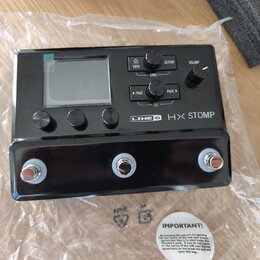 Černý kytarový efekt Line 6 HX STOMP v originálním plastovém obalu. Zařízení má displej, tři ovládací knoflíky, čtyři tlačítka s nápisy VIEW, SAVE, P…