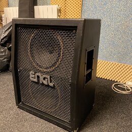 Černý kytarový reproduktor v uzavřené skříni s kovovou mřížkou. Na mřížce je umístěno logo ENGL. Povrch skříně vykazuje známky opotřebení, zejména v…