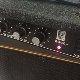 Černý kytarový kombo zesilovač s texturovaným povrchem. Na ovládacím panelu jsou tři černé otočné knoflíky s popisky TUBE STACK®, VOLUME a EQ, červen…