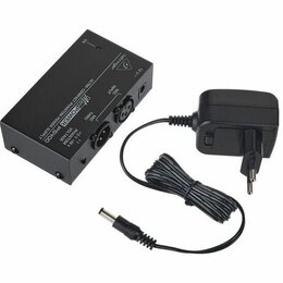 Černý napájecí adaptér s kabelením a připojená černá kovová krabička. Na krabičce jsou nápisy POWER ESHOO, ULTRA-COMPACT PHANTOM POWER SUPPLY a značk…