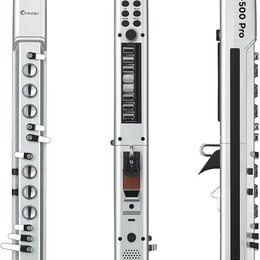 Tři pohledy na stříbrný digitální wind instrument. Na přístroji jsou viditelné nápisy „Createn“ a „AP-500 Pro“. Nástroj má bílý mouthpiece, displej s…
