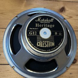 Kruhové reproduktory s kovovým rámem a černou membránou. Na středovém štítku jsou nápisy Marshall AMPLIFICATION, Heritage, Part No.S311f, G12 a 8 Ω.…