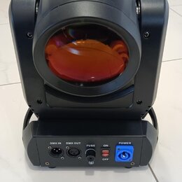 Černý LED reflektor s červeným filtrem na čočce. Na horní části je nápis LED. Zadní panel obsahuje konektory s popisky DMX IN, DMX OUT, FUSE a POWER,…