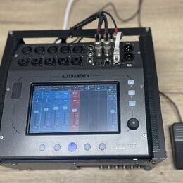 Digitální mixovací pult Allen & Heath CQ 12T umístěný v černém transportním case. Zařízení má dotykový displej s zobrazením faderů a ovládacích prvků…