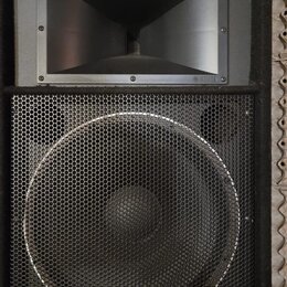 Černý reproduktor s kovovou mřížkou a hornem ve horní části. Na hornu je nápis Extra Band a v pravém dolním rohu logo YAMAHA. V dolní části mřížky je…