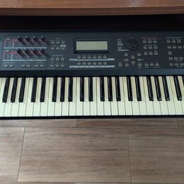 Černý digitální klavír s bílými a černými klávesami. Na levé straně panelu je logo YAMAHA a na pravé nápis MOX6. Horní ovládací panel obsahuje disple…