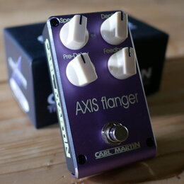 Fialový kytarový efekt s nápisem AXIS flanger a značkou CARL MARTIN. Na horní straně jsou čtyři bílé otočné ovířky s popisky Speed, Depth, Pre-Delay…