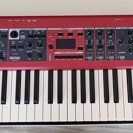 Červený digitální klavír s bílými a černými klávesami. Na pravé straně je bílý nápis nord piano 5 a pod ním menší text VIRTUAL HAMMER ACTION TECHNOLO…
