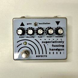 Kytarový efekt v kovovém šasi s bílým předním panelem. Na panelu jsou čtyři otočné knoflíky s popisky bias, density, fuzz, filter a volume, přepínač…