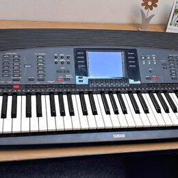 Černý elektronický klavír s bílými a černými klávesami. Na spodní liště je bílý nápis YAMAHA a v pravé horní části panelu označení PSR-K500. Nástroj…