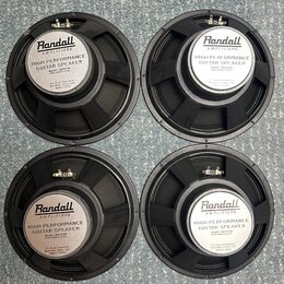 Čtyři černé kytarové reproduktory s bílými štítky. Na štítcích je uveden nápis Randall AMPLIFIERS, HIGH PERFORMANCE GUITAR SPEAKER a Model: RS12-50 8…