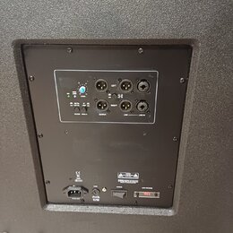 Zadávací panel černého reproduktoru s ovládacími prvky a konektory. Jsou zde nápisy STOP, LINE, LEVEL, FILTER, PHASE, OUTPUT, LEFT, RIGHT, LINE a LIN…