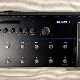 Černý kytarový procesor s nápisem FIREHAWK FX a logem LINE 6. Zařízení obsahuje displej, šest otočných ovladačů s popisky DRIVE, BASS, MID, TREBLE, F…