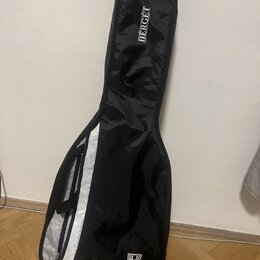 Černý softcase na hudební nástroj s bílým pruhem podél zipu. Na horní části je bílý nápis HERGET a v dolní části se nachází logo ve tvaru štítu s pís…