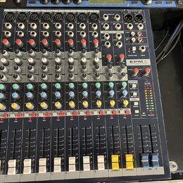 Tmavý mixovací pult značky Soundcraft, model EPM 8. Obsahuje osm vstupních kanálů s ovládacími knoflíky a posuvníky, pravý sekce STEREO 1, STEREO 2 a…
