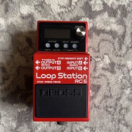 Červený kytarový pedál značky BOSS s nápisem Loop Station RC-5. Na horní části je displej, tři ovládací tlačítka s popisky RHYTHM, SETUP a MEMORY, ot…