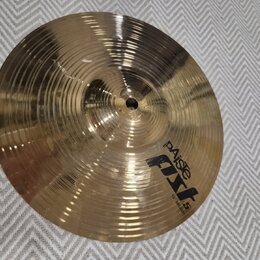 Zlatý kovový činel s koncentrickým broušením povrchu. Na povrchu je černý nápis paiste PST 5 a pod ním menší text 10" SPLASH. Činel vykazuje mírné zn…