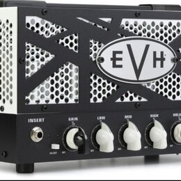 Kytarový zesilovač s černým šasi a bílou boční mřížkou. Na přední straně je oválné logo EVH a nápis 5150 III. Ovládací panel obsahuje knoflíky s popi…