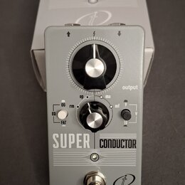 Šedý kytarový efekt v kovovém šasi s nápisem SUPER CONDUCTOR. Na horní části je velký otočný knoflík s označením ep, ma a mf, vedle něj je menší knof…