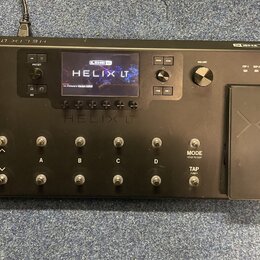 Černý kytarový procesor Line 6 Helix LT s displejem, na kterém je nápis LINE 6 HELIX LT a Firmware Version 3.60.0. Na přední straně jsou viditelné ná…