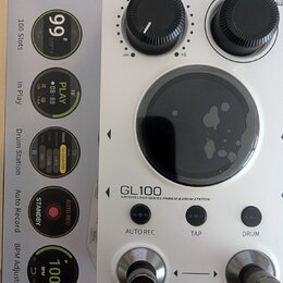 Bílý přístroj s nápisem GL100 a podtitulem GROOVE LOOP SERIES PHRASE & DRUM STATION. Na spodní straně je logo MOGER a ovládací prvky s nápisy AUTO RE…