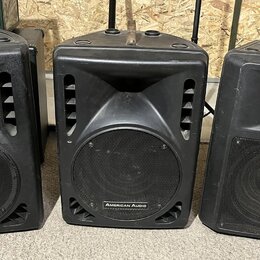 Tři černé plastové reproduktory s integrovanými úchopy z hnědé kůže. Krajní dva mají v dolní části logo RH SOUND, prostřední reproduktor má nápis AME…