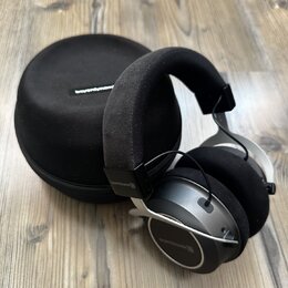 Černé sluchátka s kovovými prvky a velkými polstrováním v uších i na hlavě. Na sluchátkách je vidět nápis beyerdynamic v několika místech. Vedle sluc…