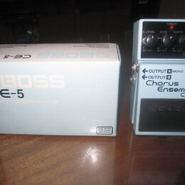 Kytarový efekt Boss CE-5 Chorus Ensemble v modré barvě s bílým ovládacím panelem. Na pedálu jsou nápisy CHECK, E.LEVEL, RATE, DEPTH, FILTER a OUTPUT…