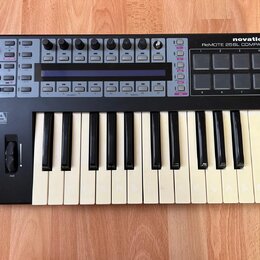 Černý MIDI kontrolér s klaviaturaí, značka novation a model ReMOTE 25SL COMPACT. Zařízení obsahuje klávesy, osm padů, osm otočných enkoderů a několik…