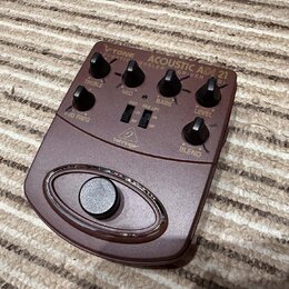 Hnědý kytarový pedál s nápisy V-TONE ACOUSTIC ADI 21 a COURTIC MODELER DRIVER DI. Na horní části jsou umístěny čtyři otočné knoflíky s popisky TREBLE…