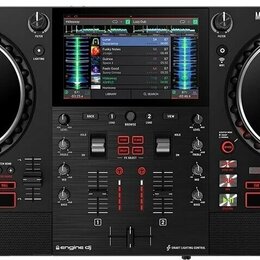 Černý DJ 컨트롤러 Numark MIXSTREAM PRO+. Zařízení má dva velké jog-wheels s bílým logem uprostřed, centrální displej a ovládací prvky s červeným podsvíce…