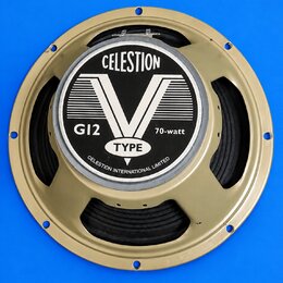 Kruhový reproduktor s zlatým kovovým rámem a černou membránou. Uprostřed je bílo-černý štít s nápisy CELESTION, V, G12, 70-watt a TYPE. Po obvodu ští…