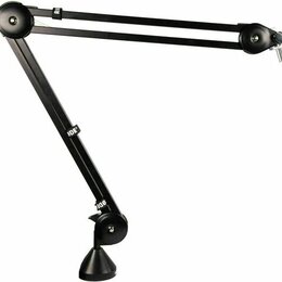 Černý ramenní stativ na mikrofon s kloubovým mechanismem. Na ramenou je vidět bílý nápis RODE. Stav povrchu vypadá být zachovalý.