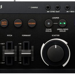 Černý elektronický procesor s nápisem Roland E-4. Zařízení obsahuje červené tlačítka AUTO PITCH, HARMONY a VOCODER, sekci LOOPER s tlačítky CLEAR (HO…