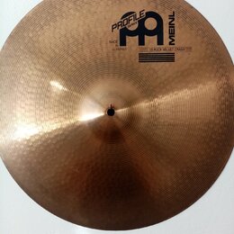 Kruhové činely v bronzové barvě s viditelným broušením. Na povrchu je černý nápis PROFILE SERIES, logo MEINL a text MADE IN GERMANY. Vedle loga je uv…