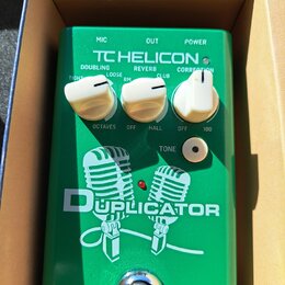 Zelený efekt pedál s nápisem TC HELICON a DUPLICATOR. Na horní straně jsou tři bílé otočné ovladače s popisky DOUBLING (TIGHT, LOOSE), REVERB (RM, CL…