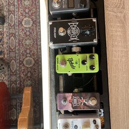 Fotografie zachicuje pět kytarových efektů v černém kufru. Jsou zde pedály s nápisy: GP-S VALETON, E-CHOPLEX PREAMP, Nabels ODR-mini SPECTRUM a REECH…