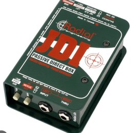 Zelená pasivní DI box s bílým a červeným potiskem. Na horní straně je logo Radial engineering a velký nápis JDI PASSIVE DIRECT BOX, dále text JENSEN…