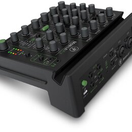 Černý mixážní pult s nápisem MOBILEMIX a logem JF. Horní panel obsahuje početné otočné knoflíky, posuvníky a kontrolní LED diody v červené a zelené b…