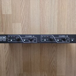 Černý rackový efekt s nápisy MXR CUSTOM SHOP a SMART GATE PRO. Zařízení obsahuje dva identické kanály označené jako CHANNEL-A a CHANNEL-B, každý s př…