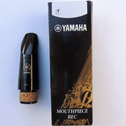 Černý munzpun s korkem v dolní části a doprovodná černá krabička. Na munzpunu je bílé logo Yamaha a nápis 4C. Na krabičce jsou bílé nápisy YAMAHA a M…