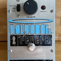 Stříbrný kytarový efekt s nápisem HOLY GRAIL FEVERB a logem electro-harmonix MADE IN USA. Na horní straně jsou přepínač mezi režimy spring, hall a fl…