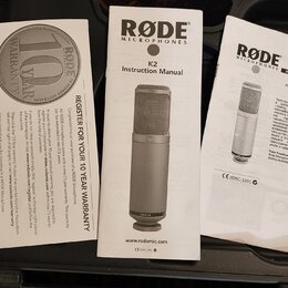 Fotografie zobrazuje tři papírové dokumenty k mikrofonu. Uprostřed je „K2 Instruction Manual“ od značky RØDE MICROPHONES s obrázkem stříbrného mikrof…