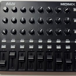 Černý MIDI kontrolér s nápisy AKAI PROFESSIONAL a MIDIMIX. Zařízení obsahuje tři řady otočných knoflíků, osm tlačítek MUTE, osm tlačítek REC ARM a os…