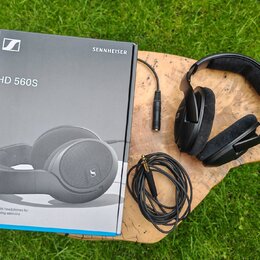 Na fotografii jsou černá sluchátka s velkými náušníky a přiložená krabice. Na krabici je nápis SENNHEISER, model HD 560S a text Reference-grade headp…