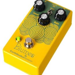 Žlutý kytarový efekt s nápisy Blumes a EarthQuakerDevices. Na horní straně jsou tři černé otočné knoflíky s kovovými vršeky a popisky Level, Gain a n…