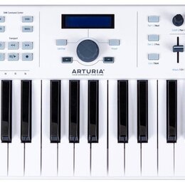 Bílá klaviatura s 49 klávesy. Na levé straně je nápis KEYLAB 49 ESSENTIAL a uprostřed logo ARTURIA. Horní panel obsahuje modré čtvercové tlačítka, ov…