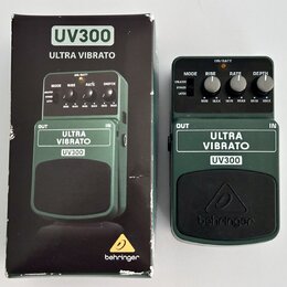 Na fotografii je zelený kytarový efekt UV300 ULTRA VIBRATO značky behringer v originální krabici. Pedal má čtyři ovládací knoflíky s popisky MODE, RI…